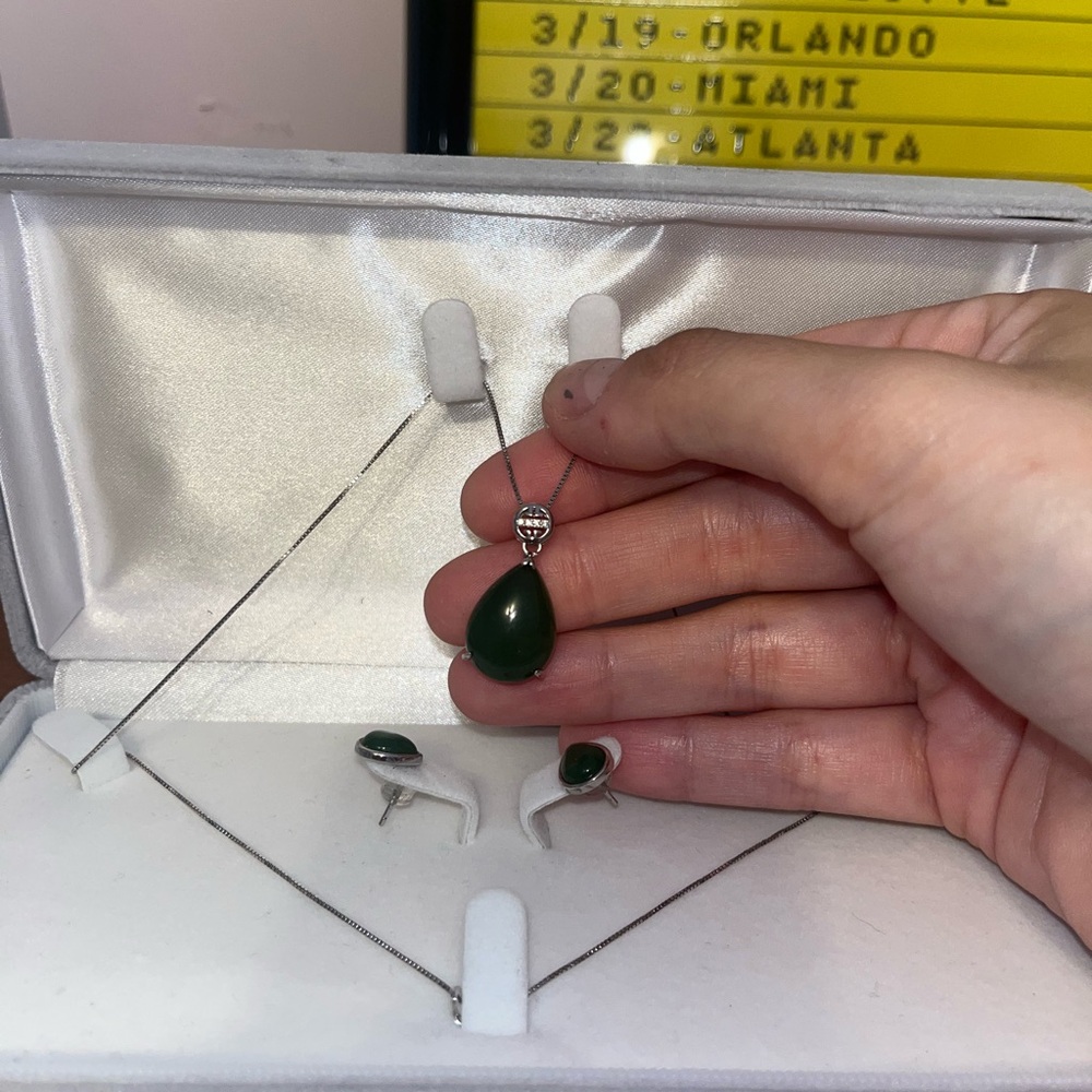 Authentic Chinese Jade Pendant Necklace and Earring Set (new, never worn, in box - Picture 4 of 6